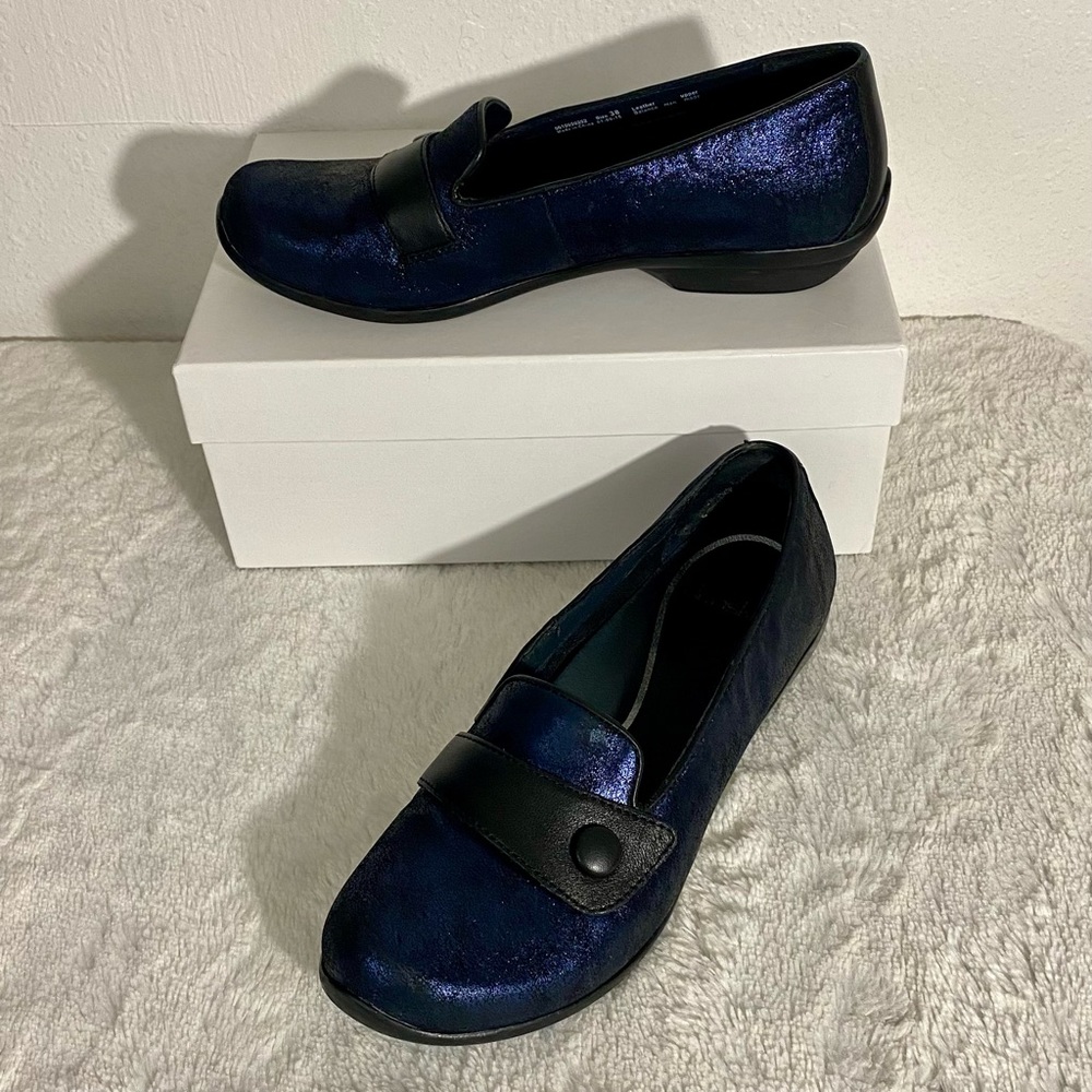Dansko Olena Blue Metallic Suede Flats Size 38 EU (7.5-8 US) Black Leather Strap